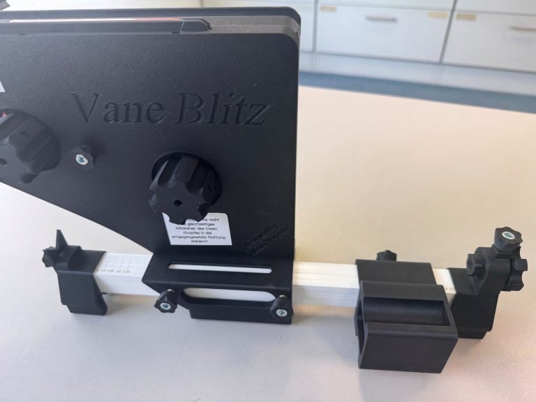 Der Vane Blitz von vorne mit linker und rechter Stütze